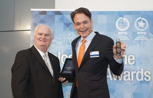 Tom Schneider odovzdáva cenu Matthiasovi Seyfangovi, CEO parfémovej divízie Victorinox Swiss Army Fragrance AG