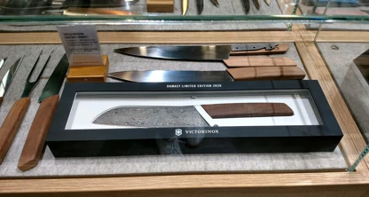 Prvé obrázky Victorinox Swiss Modern Santoku Damast limitovanej edície