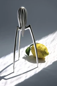 Alessi Odšťavovač na citrusy "Juicy Salif"