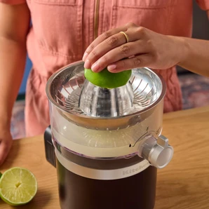 KitchenAid bezdrôtový odšťavovač citrusov s batériou 5KCJR161BM matná čierna