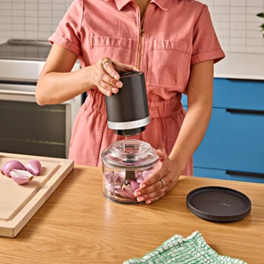 KitchenAid bezdrôtový sekáčik s batériou 5KTCR351BM matná čierna