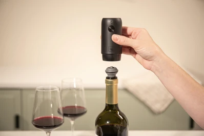Vacu Vin Elektrická vákuová pumpa na víno s 2 zátkami